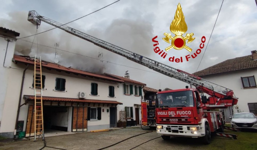 Incendio canna fumaria, danneggiato il tetto in legno di un’abitazione