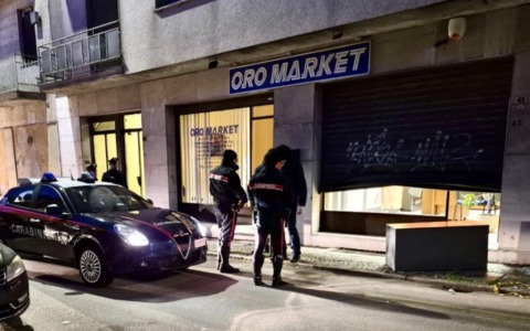 Furto all’Oro Market di Garlasco, ma scatta l’allarme: in fuga dopo aver abbandonato la cassaforte in strada