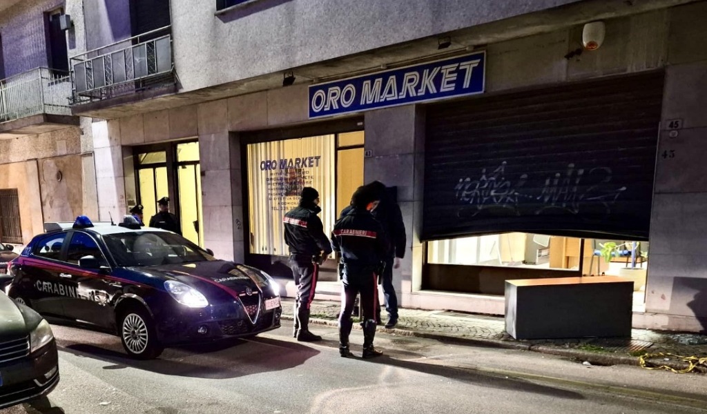 Furto all’Oro Market di Garlasco, ma scatta l’allarme: in fuga dopo aver abbandonato la cassaforte in strada