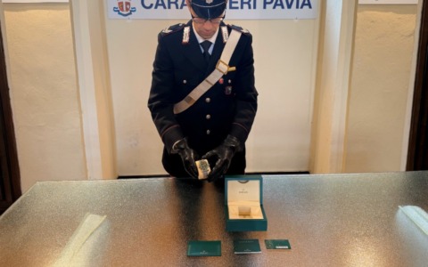 Truffa sventata a Pavia: anziano tenta di vendere a un gioielliere un orologio falso da 17mila euro