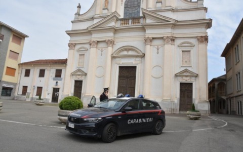 Taglia le gomme di quattro auto parcheggiate: preso l’autore dei vandalismi