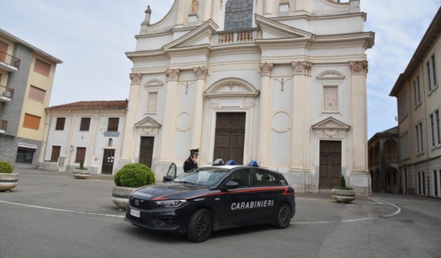 Taglia le gomme di quattro auto parcheggiate: preso l’autore dei vandalismi
