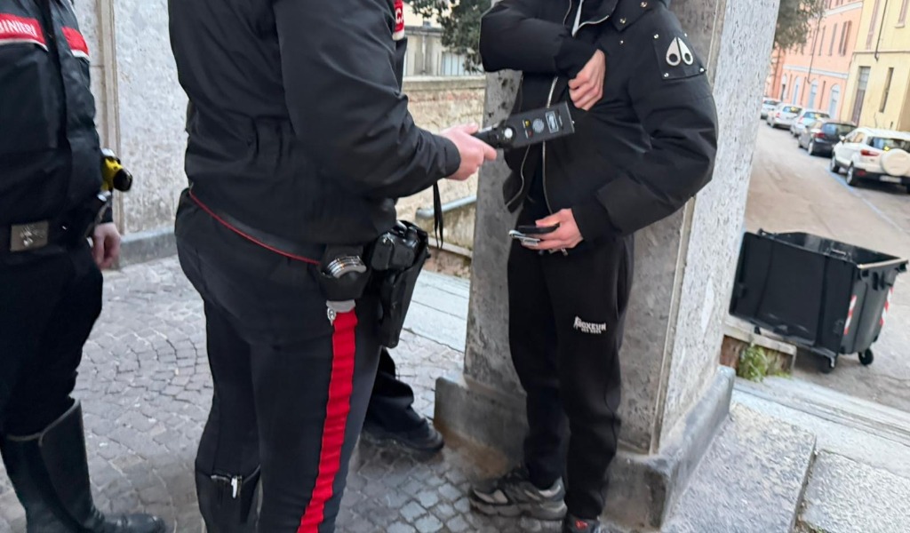 Sicurezza in stazione a Pavia: incastrato dal metal detector, girava con un grosso coltello