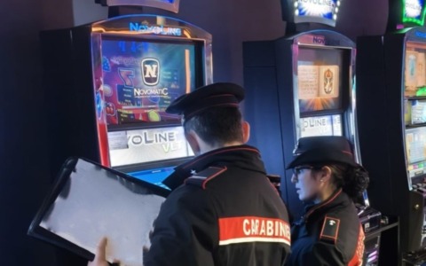 Controlli nelle sale da gioco: tre esercizi chiusi, 6 titolari denunciati e multe per 150mila euro