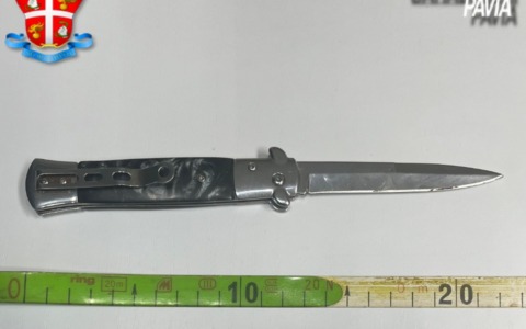 Caffè amaro a Vidigulfo: entra al bar con un coltello in tasca, incastrato dal nervosismo