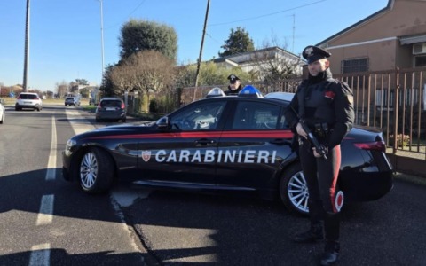 Minorenne sorpreso alla guida senza patente a Vigevano, in tasca anche cocaina