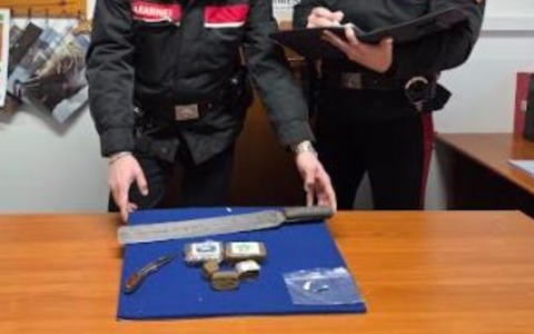 Tensione a Vigevano: tenta il suicidio, poi minaccia i carabinieri con una mannaia