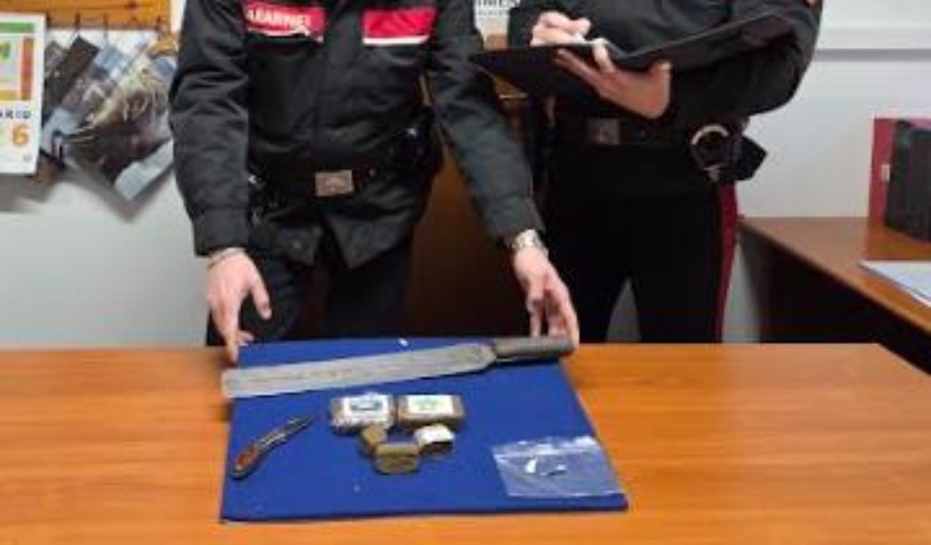 Tensione a Vigevano: tenta il suicidio, poi minaccia i carabinieri con una mannaia