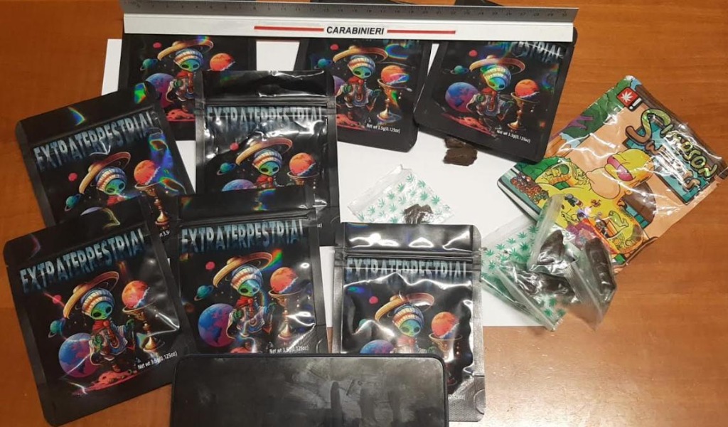 Spaccia hashish nascondendola nelle bustine di figurine: 19enne incastrato da Carabiniere fuori servizio