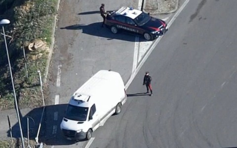 Alla vista dei carabinieri si lancia da una finestra e tenta la fuga nei campi