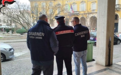 Scarse condizioni igieniche, sequestrati 130 chili di alimenti in due esercizi commerciali