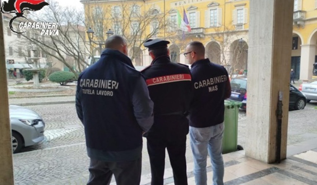 Scarse condizioni igieniche, sequestrati 130 chili di alimenti in due esercizi commerciali