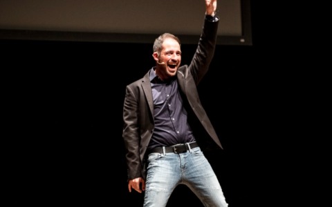 Filippo Caccamo in scena al Fraschini di Pavia con l’attesa tappa di “Fuori di Tela”