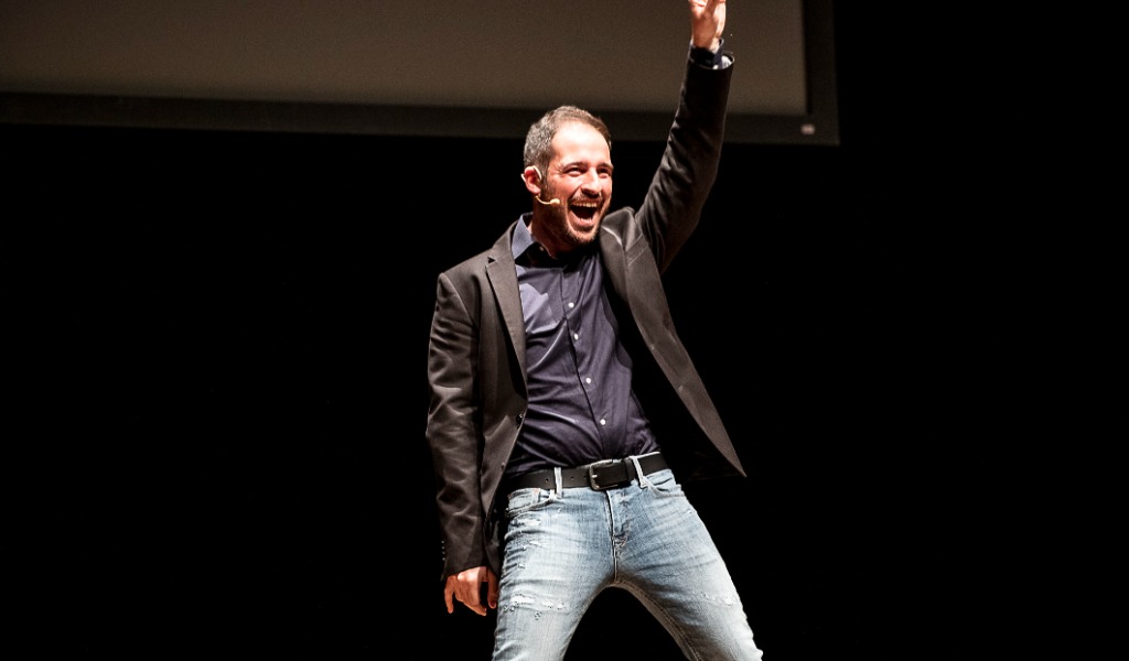 Filippo Caccamo in scena al Fraschini di Pavia con l’attesa tappa di “Fuori di Tela”