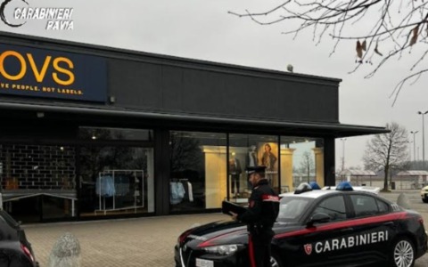 Assalto all’OVS di Parona: usano un muletto come ariete ma vengono messi in fuga dall’allarme fumogeno