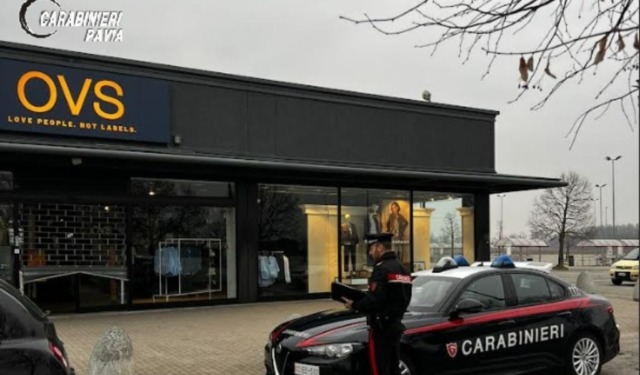 Assalto all’OVS di Parona: usano un muletto come ariete ma vengono messi in fuga dall’allarme fumogeno