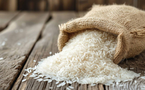 Riso italiano in crisi: crollano le quotazioni e crescono le importazioni, l’allarme dell’ENR