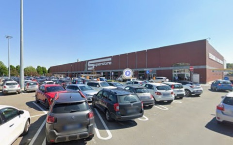 Malore al supermercato: si accascia a terra mentre fa la spesa