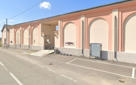 Vandali al cimitero di Gambarana: lapidi distrutte e resti dei defunti dispersi