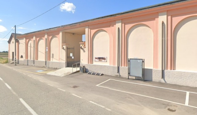 Vandali al cimitero di Gambarana: lapidi distrutte e resti dei defunti dispersi