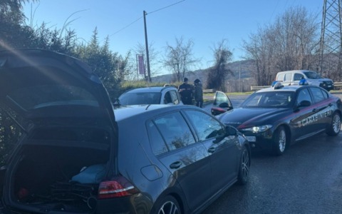 Truffa dello specchietto a Salice Terme: incastrati da Carabiniere fuori servizio