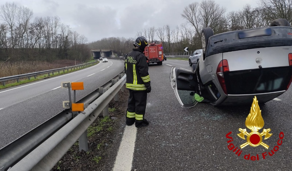 Auto si ribalta sulla Tangenziale di Pavia: ferita una donna di 36 anni
