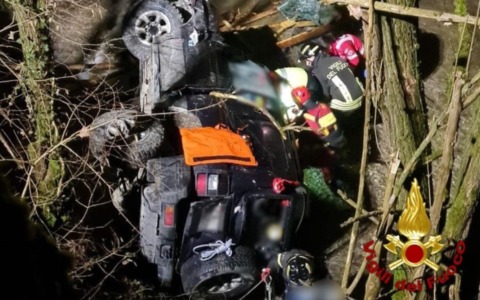 Auto precipita in una scarpata a Montalto Pavese: conducente salvato dopo volo di 8 metri