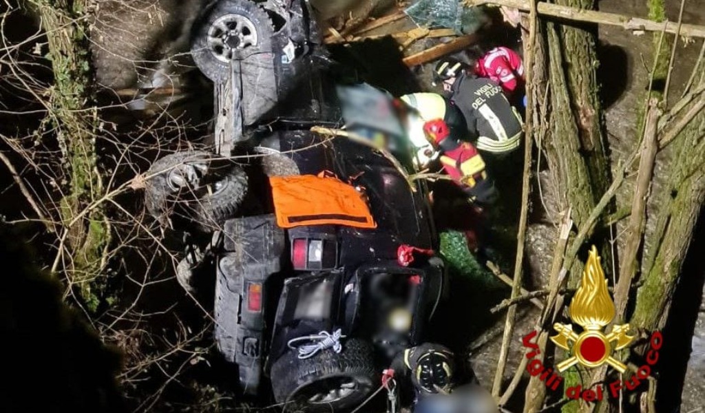 Auto precipita in una scarpata a Montalto Pavese: conducente salvato dopo volo di 8 metri