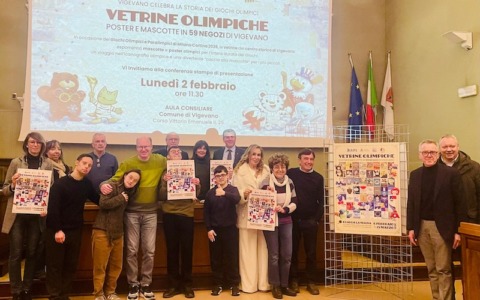 Vigevano celebra le Olimpiadi con “Vetrine Olimpiche”: un viaggio tra mascotte e poster storici