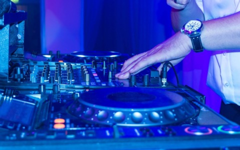 San Valentino a Pavia: controlli smascherano irregolarità in un locale con musica dal vivo