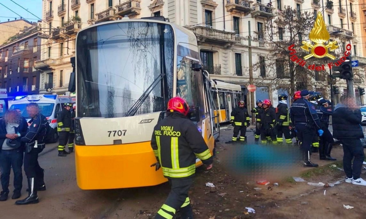 Tram deragliato in centro a Milano: una delle due vittime è di Vigevano