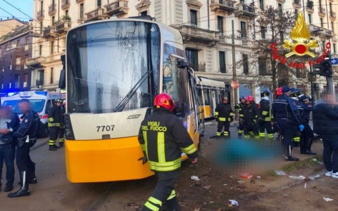 Tram deragliato in centro a Milano: una delle due vittime è di Vigevano