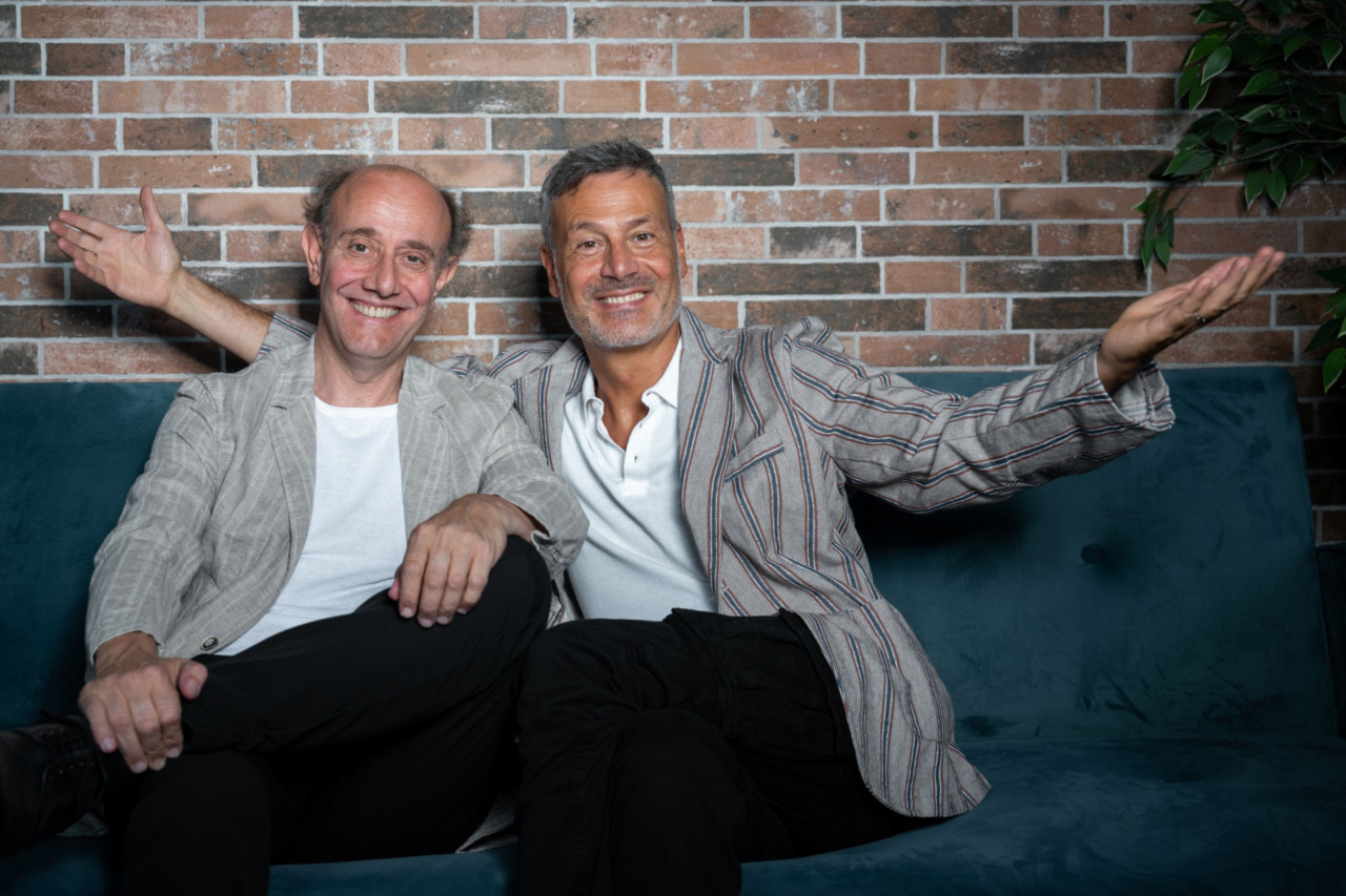 Risate e nostalgia sul palco: Ale & Franz arrivano al Teatro Fraschini con “Capitol’ho”