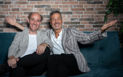 Risate e nostalgia sul palco: Ale & Franz arrivano al Teatro Fraschini con “Capitol’ho”