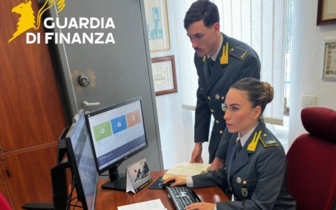Maxi frode fiscale da oltre 28 milioni nelle vendite online: arrestati una commercialista e due imprenditori