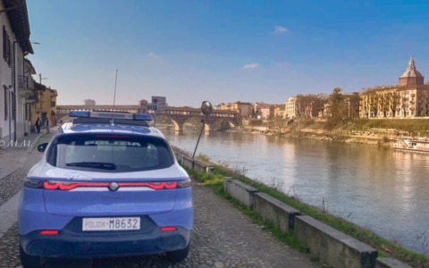 Aggrediti dal branco in pieno centro a Pavia: tre giovani feriti e rapinati