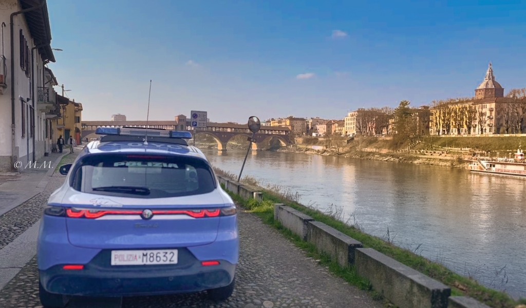 Aggrediti dal branco in pieno centro a Pavia: tre giovani feriti e rapinati