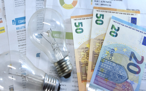 Bollette a Pavia e provincia nel 2025: è la terza città lombarda in cui si paga di meno la luce