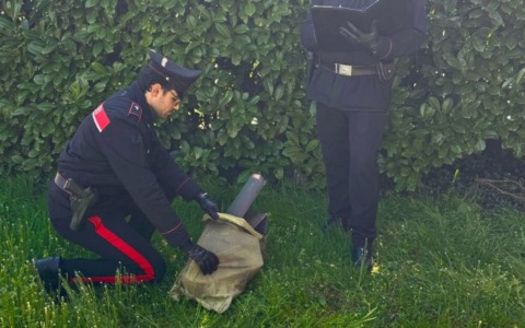Di notte in bicicletta con 15 chili di pluviali in rame rubati: beccato grazie a una segnalazione al 112