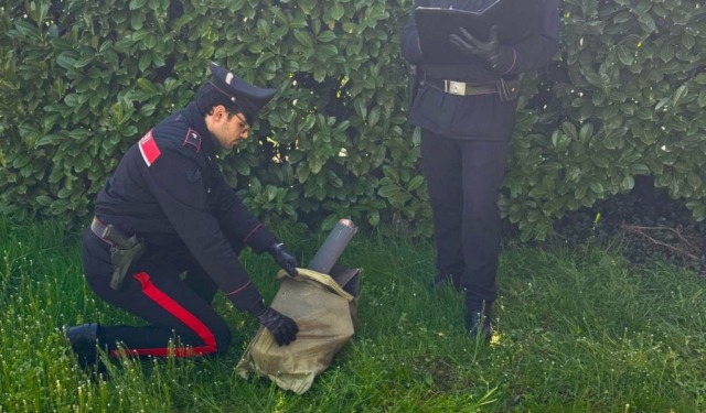 Di notte in bicicletta con 15 chili di pluviali in rame rubati: beccato grazie a una segnalazione al 112