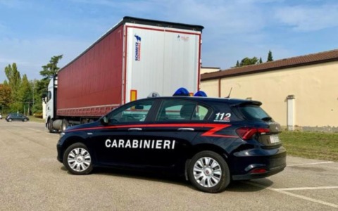 Sventano maxi furto di cosmetici a Siziano: ladri messi in fuga dai Carabinieri