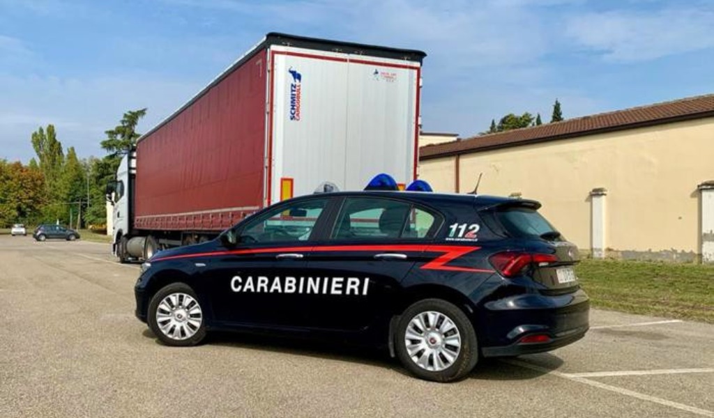 Sventano maxi furto di cosmetici a Siziano: ladri messi in fuga dai Carabinieri