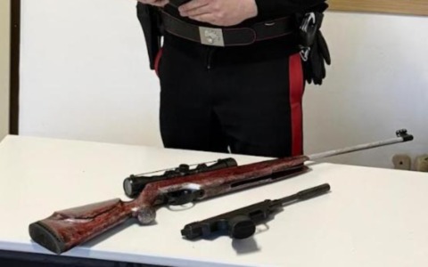 Infastidito dai rumori del vicino che sta traslocando lo minaccia con una pistola