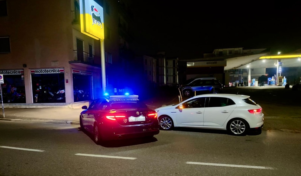 Sfreccia di notte contromano in centro a Pavia, poi rifiuta alcol e droga test