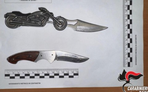 Follia a Broni, lite per gelosia degenera: uno dei contendenti trovato con due coltelli