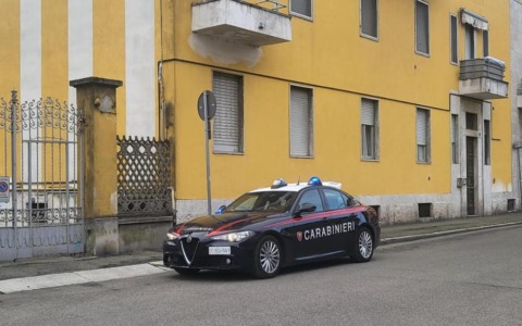 Anziana derubata della borsa: incastrati dalla videosorveglianza dopo la fuga, uno è minorenne