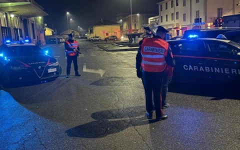 Agguato in stazione a Mortara: identificata la gang che rapinò un 29enne