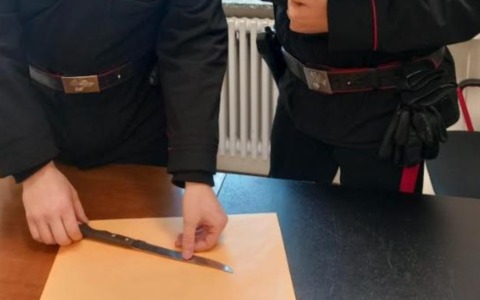 Paura in stazione a Mortara: scende dal treno impugnando un grosso coltello