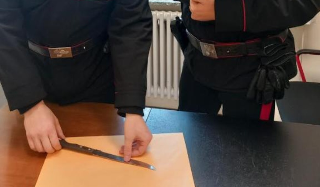 Paura in stazione a Mortara: scende dal treno impugnando un grosso coltello