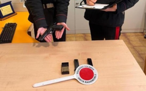 Finge di essere un carabiniere mostrando una paletta falsa per farsi largo nel traffico